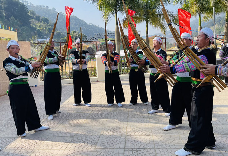 Biểu diễn khèn Mông tại Mù Cang Chải (Yên Bái). (Ảnh: THANH SƠN)