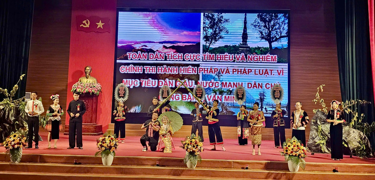 Múa hát mừng xuân là tiết mục đặc sắc tại Hội thi đã thu hút sự cổ vũ nhiệt tình của khán giả. Múa hát mừng xuân là tiết mục đặc sắc tại Hội thi đã thu hút sự cổ vũ nhiệt tình của khán giả.