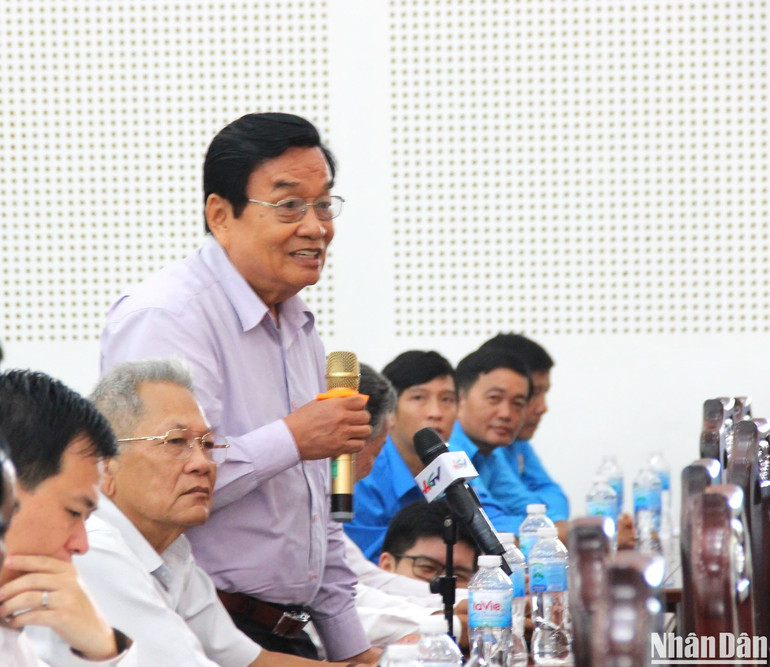 Các cử tri phát biểu ý kiến, kiến nghị tại cuộc làm việc. Các cử tri phát biểu ý kiến, kiến nghị tại cuộc làm việc.