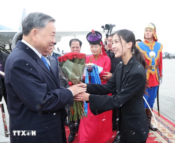Thiếu nữ Mông Cổ tặng hoa chào mừng Tổng Bí thư, Chủ tịch nước Tô Lâm tại sân bay Thành Cát Tư Hãn (Chinggis Khaan International Airport) ở Thủ đô Ulan Bator. Ảnh: Trí Dũng/TTXVN