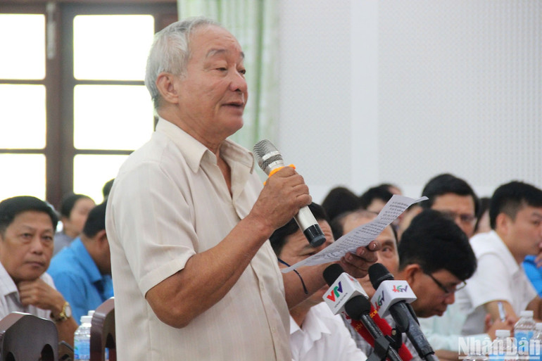 Các cử tri phát biểu ý kiến, kiến nghị tại cuộc làm việc. Các cử tri phát biểu ý kiến, kiến nghị tại cuộc làm việc.