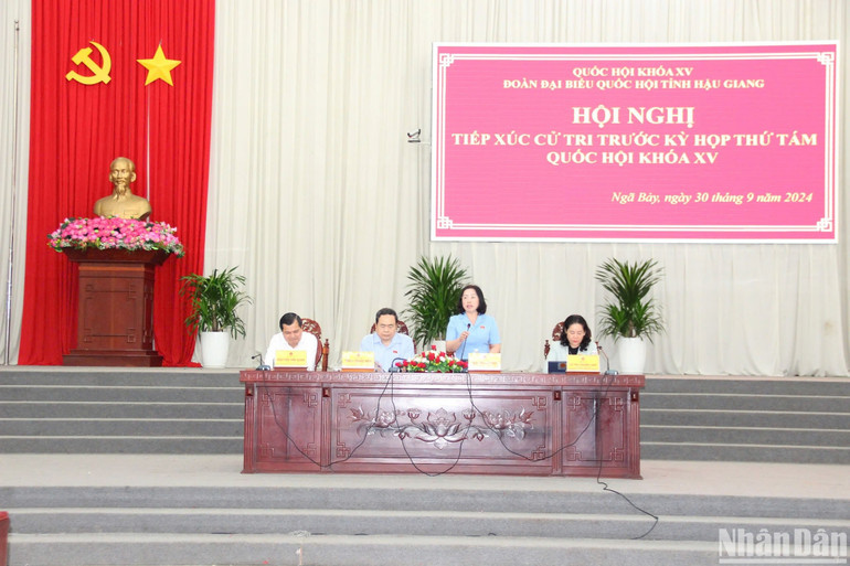 Chủ tịch Quốc hội trao đổi với cán bộ và nhân dân địa phương. Chủ tịch Quốc hội trao đổi với cán bộ và nhân dân địa phương.