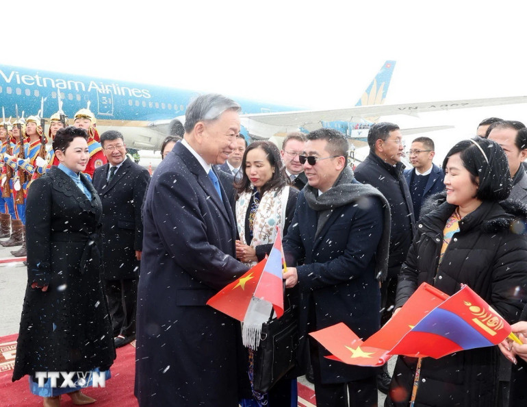 Lễ đón Tổng Bí thư, Chủ tịch nước Tô Lâm tại sân bay Thành Cát Tư Hãn (Chinggis Khaan International Airport) ở Thủ đô Ulan Bator. Ảnh: Trí Dũng/TTXVN