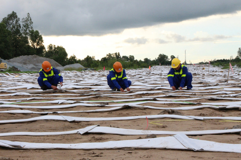 Thi công dự án thành phần 3 thuộc cao tốc trục ngang đoạn đi qua địa bàn tỉnh Hậu Giang.