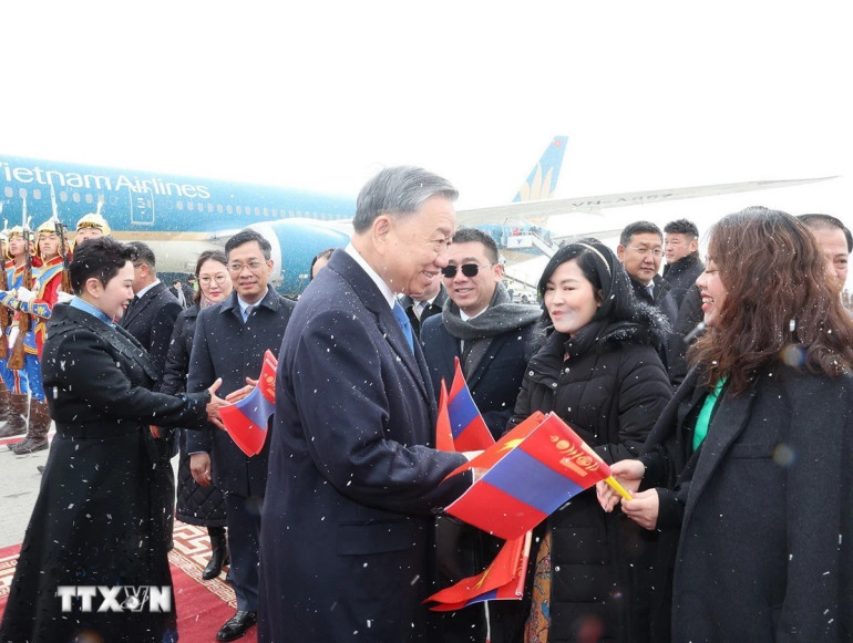 Lễ đón Tổng Bí thư, Chủ tịch nước Tô Lâm tại sân bay Thành Cát Tư Hãn (Chinggis Khaan International Airport) ở Thủ đô Ulan Bator. Ảnh: Trí Dũng/TTXVN