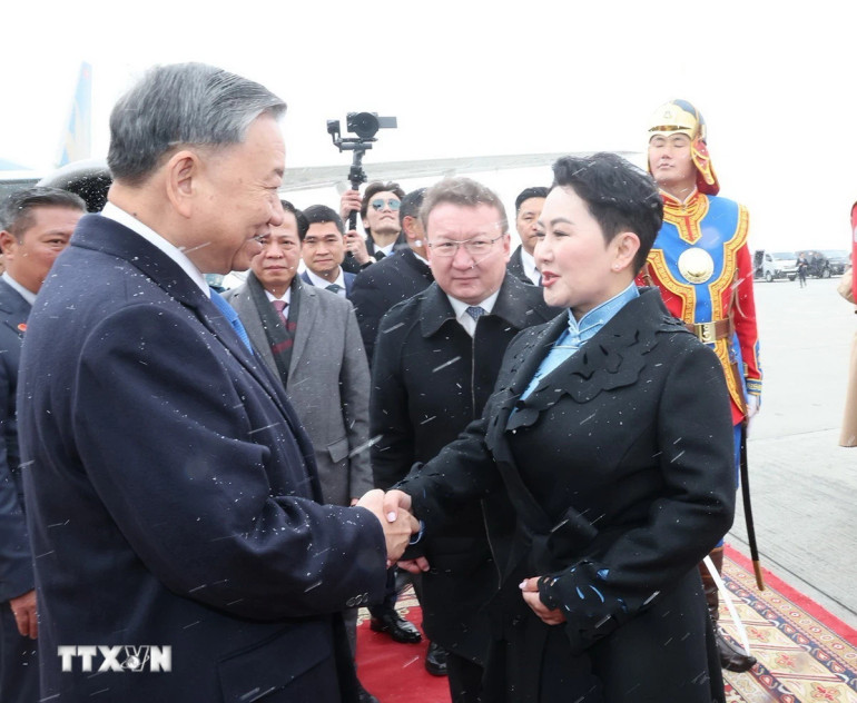 Bộ trưởng ngoại giao Mông Cổ B. Batsetseg, Đại sứ Mông Cổ tại Việt Nạm Sereejav, Cục trưởng Cục châu Á, Bộ Ngoại giao G.Hulan đón Tổng Bí thư, Chủ tịch nước Tô Lâm tại sân bay Thành Cát Tư Hãn (Chinggis Khaan International Airport) ở Thủ đô Ulan Bator. Ảnh: Trí Dũng/TTXVN