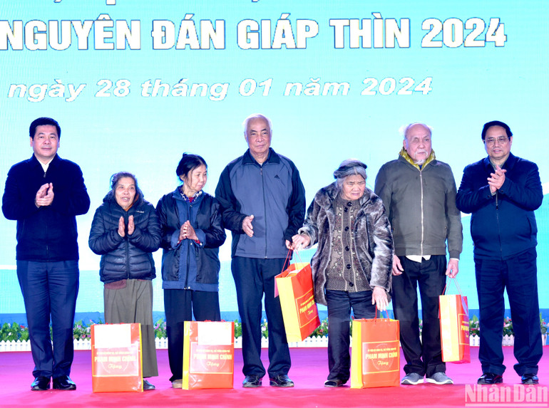 Thủ tướng Phạm Minh Chính trao quà Tết tặng 5 hộ gia đình chính sách tại chương trình. Thủ tướng Phạm Minh Chính trao quà Tết tặng 5 hộ gia đình chính sách tại chương trình.