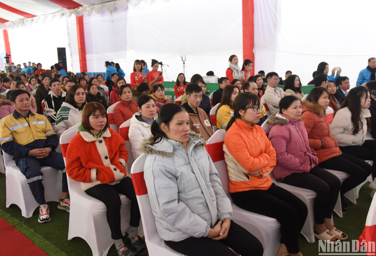 Đại diện các hộ nghèo, gia đình chính sách, công nhân lao động có hoàn cảnh khó khăn tham dự chương trình. Đại diện các hộ nghèo, gia đình chính sách, công nhân lao động có hoàn cảnh khó khăn tham dự chương trình.