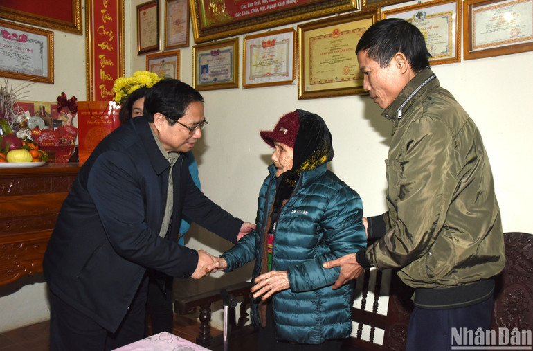 Thủ tướng Phạm Minh Chính thăm Mẹ Việt Nam Anh hùng Bùi Thị Nhì, 104 tuổi, dân tộc Mường, ở xã Minh Sơn, huyện Ngọc Lặc.