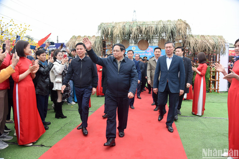 Thủ tướng Phạm Minh Chính đến dự "Ngày hội công nhân - Đón chào Xuân mới" 2024, được tổ chức tại Khu công nghiệp Hoàng Long, thành phố Thanh Hóa. Thủ tướng Phạm Minh Chính đến dự "Ngày hội công nhân - Đón chào Xuân mới" 2024, được tổ chức tại Khu công nghiệp Hoàng Long, thành phố Thanh Hóa.