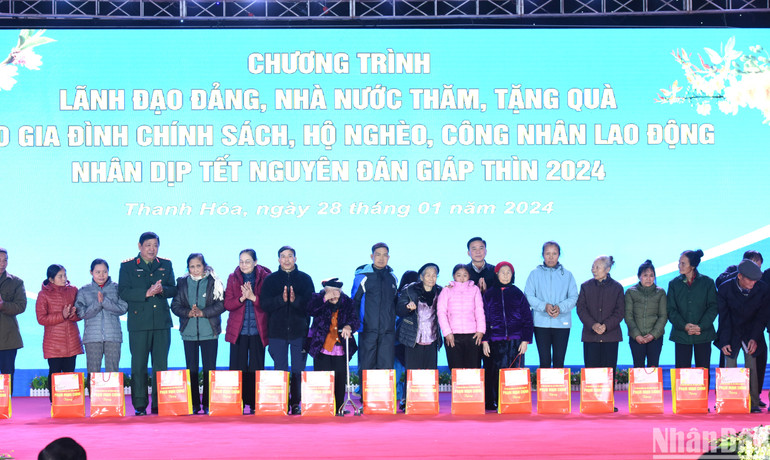 Đại diện lãnh đạo các bộ tặng quà cho người có hoàn cảnh khó khăn tỉnh Thanh Hóa. Đại diện lãnh đạo các bộ tặng quà cho người có hoàn cảnh khó khăn tỉnh Thanh Hóa.