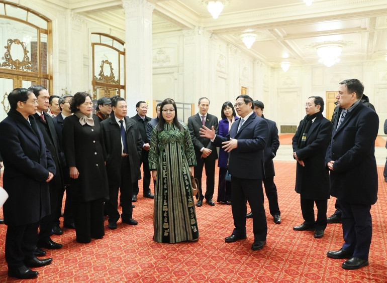 Thủ tướng Phạm Minh Chính và Phu nhân tham quan không gian, kiến trúc Nhà Quốc hội tại thủ đô Bucharest, Romania. (Ảnh: Dương Giang/TTXVN) Thủ tướng Phạm Minh Chính và Phu nhân tham quan không gian, kiến trúc Nhà Quốc hội tại thủ đô Bucharest, Romania. (Ảnh: Dương Giang/TTXVN)