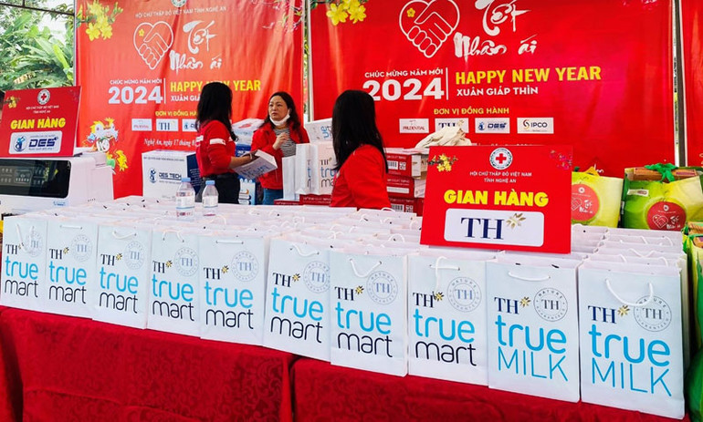Những sản phẩm từ sữa tươi sạch TH true MILK và đồ uống tốt cho sức khỏe của Tập đoàn TH tại các phiên chợ 0 đồng trong chương trình Tết Nhân ái. Ảnh: THÁI SƠN