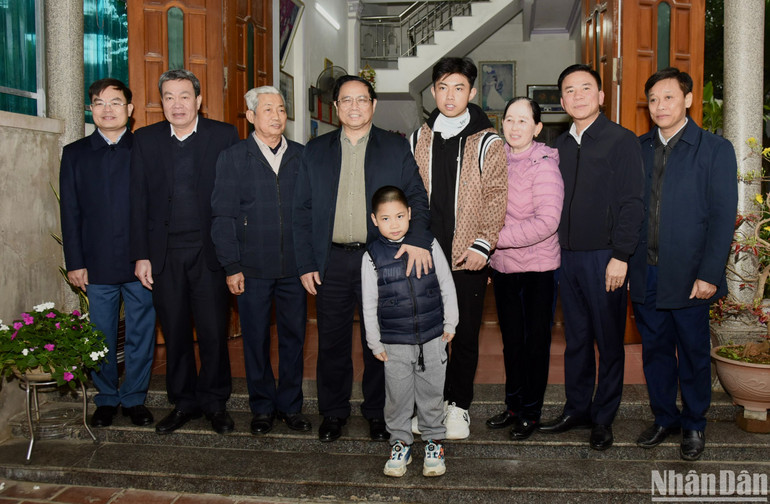 Thủ tướng Phạm Minh Chính chụp ảnh chung với gia đình ông Trần Văn Thế.