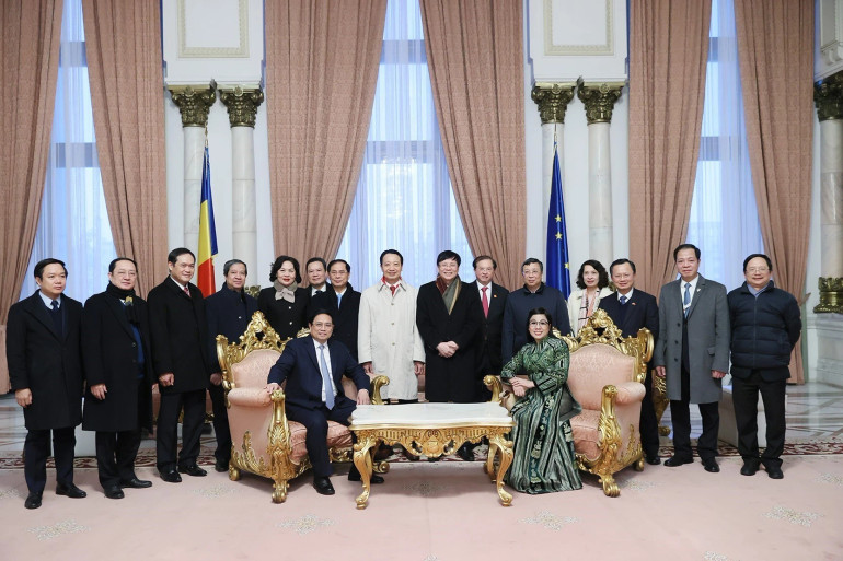 Thủ tướng Phạm Minh Chính và Phu nhân tham quan không gian, kiến trúc Nhà Quốc hội tại thủ đô Bucharest, Romania. (Ảnh: Dương Giang/TTXVN) Thủ tướng Phạm Minh Chính và Phu nhân tham quan không gian, kiến trúc Nhà Quốc hội tại thủ đô Bucharest, Romania. (Ảnh: Dương Giang/TTXVN)