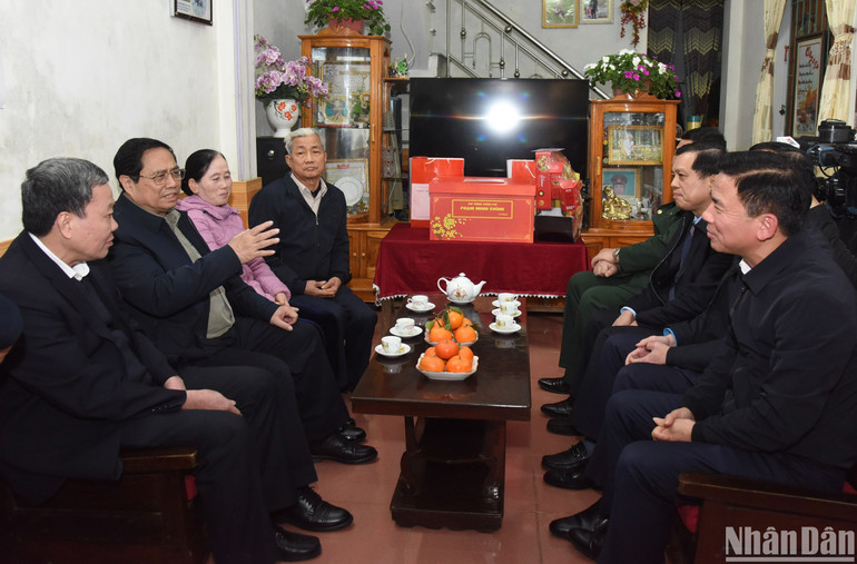 Thủ tướng Phạm Minh Chính thăm, tặng quà gia đình ông Trần Văn Thế, bệnh binh 2/3, ở thị trấn Lam Sơn, huyện Thọ Xuân.