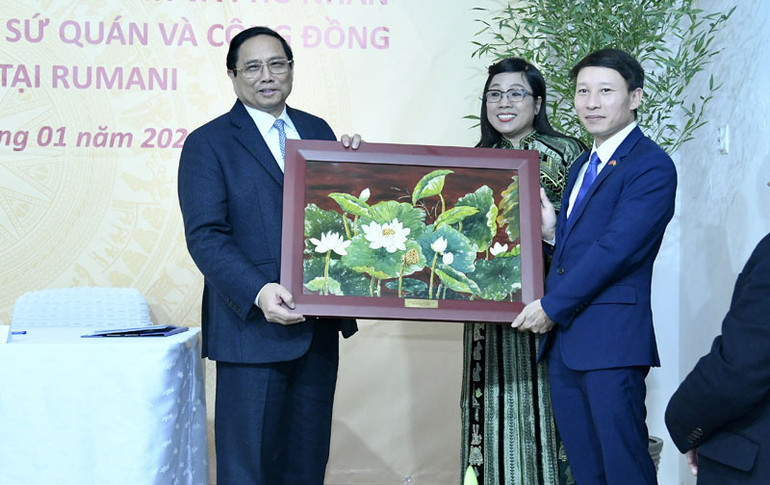 Thủ tướng Phạm Minh Chính tặng quà lưu niệm cho bà con cộng đồng người Việt Nam tại Romania. (Ảnh: THANH GIANG) Thủ tướng Phạm Minh Chính tặng quà lưu niệm cho bà con cộng đồng người Việt Nam tại Romania. (Ảnh: THANH GIANG)
