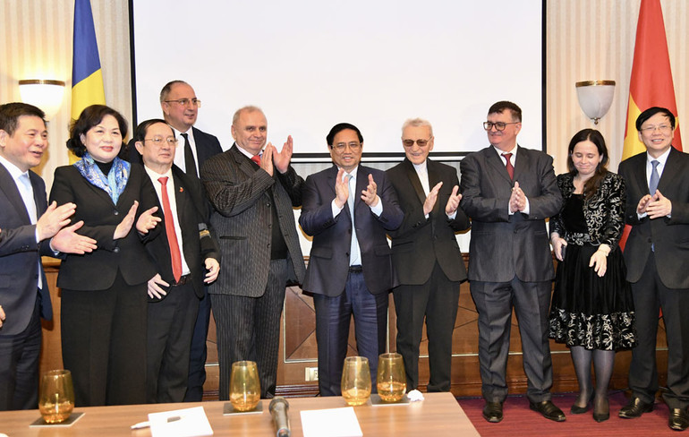 Thủ tướng Phạm Minh Chính chụp ảnh lưu niệm với các đại biểu tham dự buổi gặp gỡ.