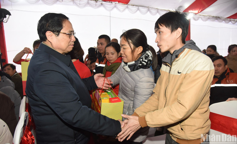 Thủ tướng Phạm Minh Chính tặng quà cho người có hoàn cảnh khó khăn tỉnh Thanh Hóa. Thủ tướng Phạm Minh Chính tặng quà cho người có hoàn cảnh khó khăn tỉnh Thanh Hóa.