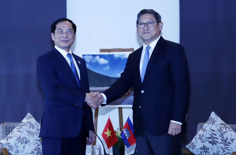 Bộ trưởng Ngoại giao Bùi Thanh Sơn gặp song phương Phó Thủ tướng, Bộ trưởng Ngoại giao và Hợp tác Quốc tế Campuchia Sok Chenda Sophea. (Ảnh: TTXVN)