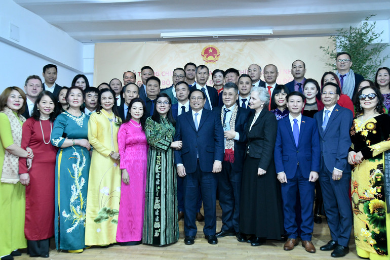 Thủ tướng Phạm Minh Chính và Phu nhân chụp ảnh lưu niệm với bà con cộng đồng người Việt Nam tại Romania. Thủ tướng Phạm Minh Chính và Phu nhân chụp ảnh lưu niệm với bà con cộng đồng người Việt Nam tại Romania.