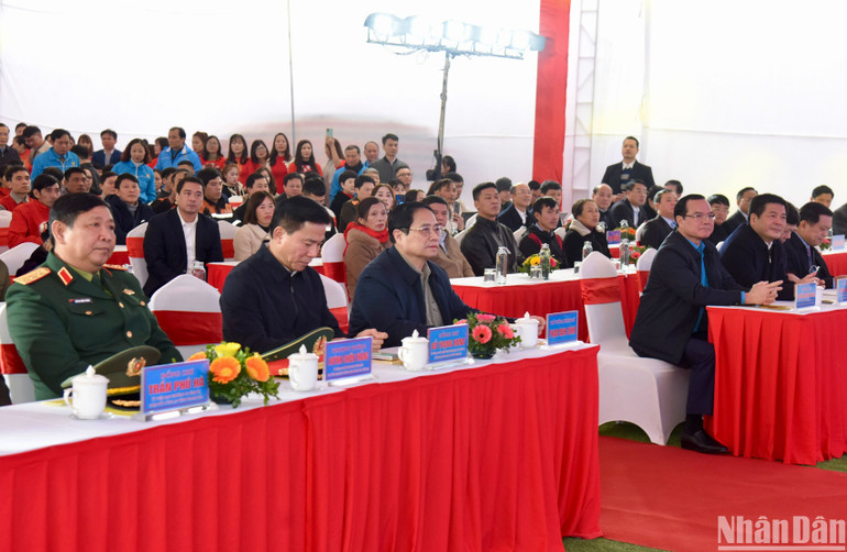 Thủ tướng Phạm Minh Chính và các đồng chí Lãnh đạo Đảng, Nhà nước tham dự chương trình. Thủ tướng Phạm Minh Chính và các đồng chí Lãnh đạo Đảng, Nhà nước tham dự chương trình.