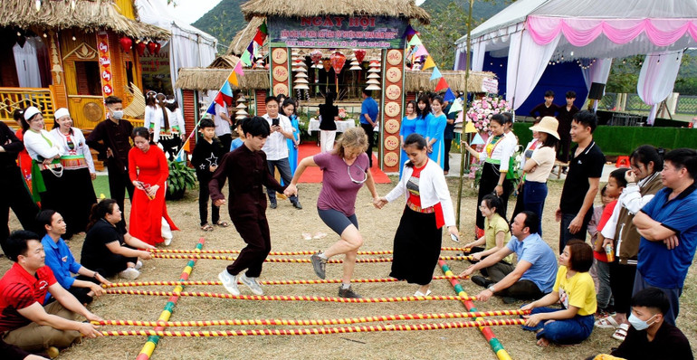 Du khách trong và ngoài nước tham gia các hoạt động trải nghiệm văn hóa bản địa tại Ngày hội văn hóa thể thao các dân tộc huyện Nho Quan (tỉnh Ninh Bình) năm 2023. (Ảnh: ANH TUẤN)