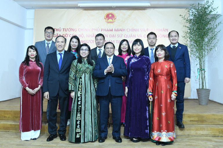 Thủ tướng Phạm Minh Chính và Phu nhân chụp ảnh lưu niệm với cán bộ, nhân viên Đại sứ quán Việt Nam tại Romania. (Ảnh: THANH GIANG) Thủ tướng Phạm Minh Chính và Phu nhân chụp ảnh lưu niệm với cán bộ, nhân viên Đại sứ quán Việt Nam tại Romania. (Ảnh: THANH GIANG)