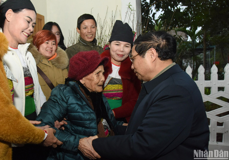 Thủ tướng mong Mẹ Việt Nam Anh hùng Bùi Thị Nhì luôn khỏe mạnh, tiếp tục giáo dục các thế hệ nêu gương truyền thống cách mạng, đóng góp xây dựng quê hương, đất nước đẹp giàu, văn minh.