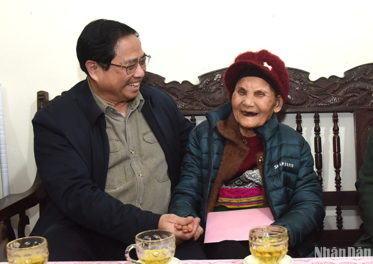 Thủ tướng bày tỏ lòng tri ân sâu sắc của Đảng và Nhà nước trước sự hy sinh, đóng góp to lớn của gia đình trong công cuộc đấu tranh giải phóng dân tộc.