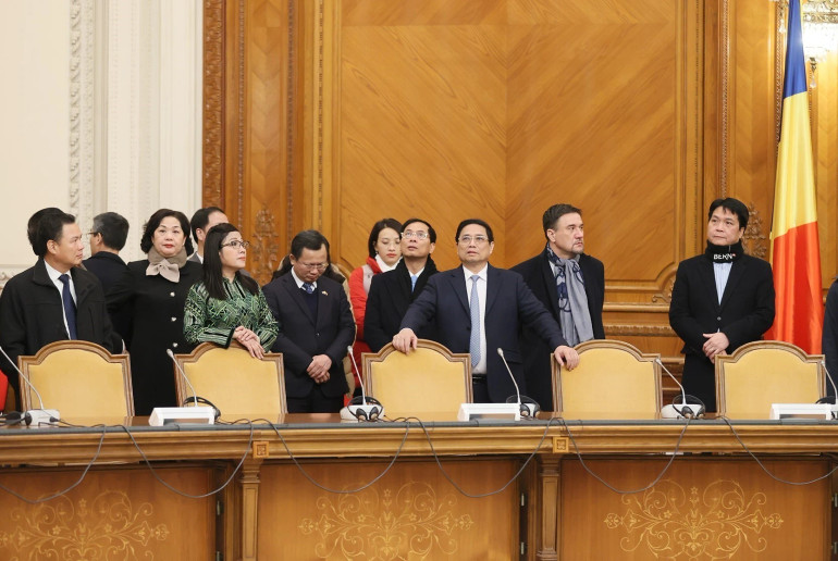 Thủ tướng Phạm Minh Chính và Phu nhân tham quan không gian, kiến trúc Nhà Quốc hội tại thủ đô Bucharest, Romania. (Ảnh: Dương Giang/TTXVN) Thủ tướng Phạm Minh Chính và Phu nhân tham quan không gian, kiến trúc Nhà Quốc hội tại thủ đô Bucharest, Romania. (Ảnh: Dương Giang/TTXVN)