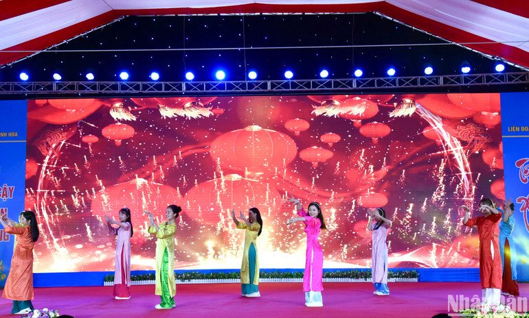 Biểu diễn nghệ thuật mở đầu chương trình. Biểu diễn nghệ thuật mở đầu chương trình.