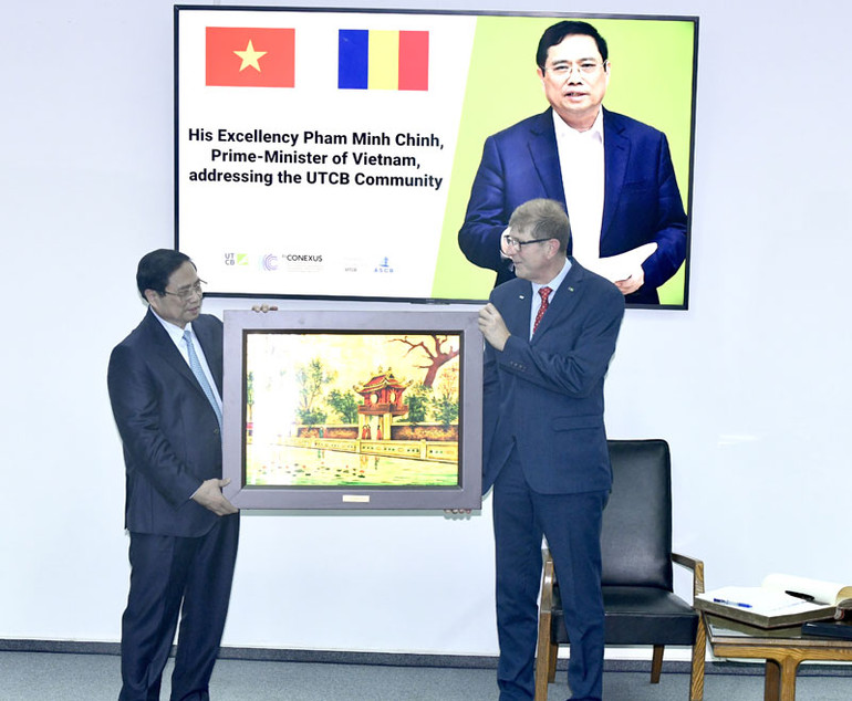 Thủ tướng Phạm Minh Chính tặng quà lưu niệm cho Đại học Kỹ thuật xây dựng Bucharest.