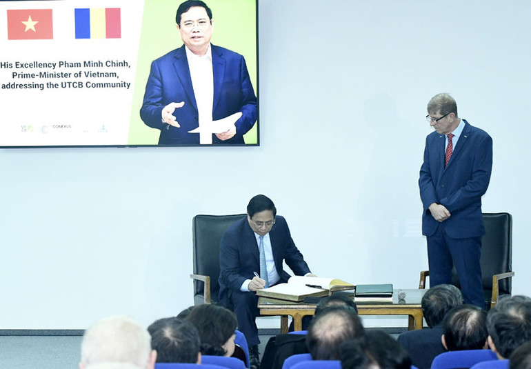 Thủ tướng Phạm Minh Chính ghi lưu bút tại Đại học Kỹ thuật xây dựng Bucharest.