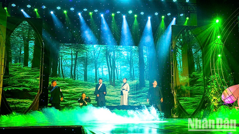 Một tiết mục thi hát trích đoạn cải lương tại đêm chung kết đăng quang.