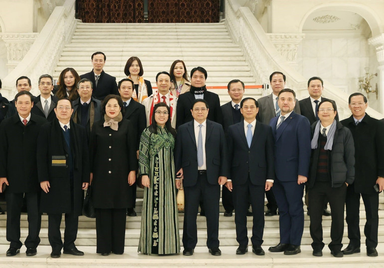 Thủ tướng Phạm Minh Chính và Phu nhân cùng các đại biểu tại Nhà Quốc hội ở thủ đô Bucharest. (Ảnh: Dương Giang/TTXVN) Thủ tướng Phạm Minh Chính và Phu nhân cùng các đại biểu tại Nhà Quốc hội ở thủ đô Bucharest. (Ảnh: Dương Giang/TTXVN)