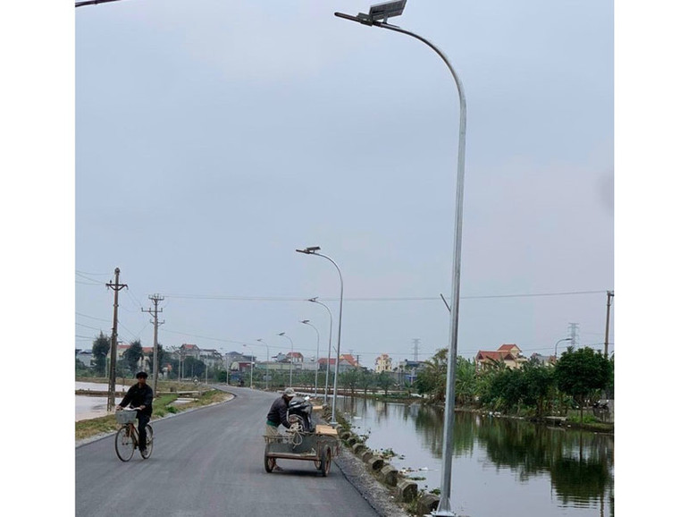 Hệ thống đèn năng lượng mặt trời đã "phủ sáng" nhiều tuyến đường quê tại Thái Bình.