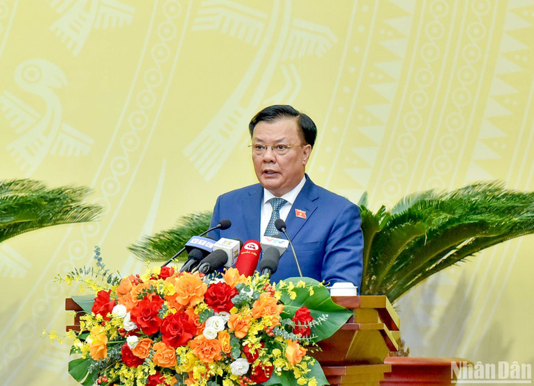 Bí thư Thành ủy Đinh Tiến Dũng phát biểu tại phiên khai mạc kỳ họp.