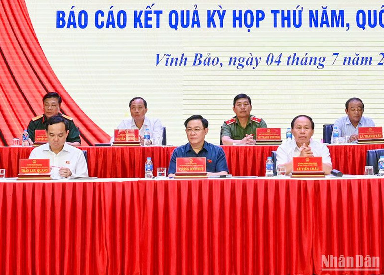 Chủ tịch Quốc hội Vương Đình Huệ, Phó Thủ tướng Chính phủ Trần Lưu Quang, Bí thư Thành ủy Hải Phòng Lê Tiến Châu cùng các đại biểu Quốc hội thành phố Hải Phòng dự hội nghị. (Ảnh: Duy Linh)