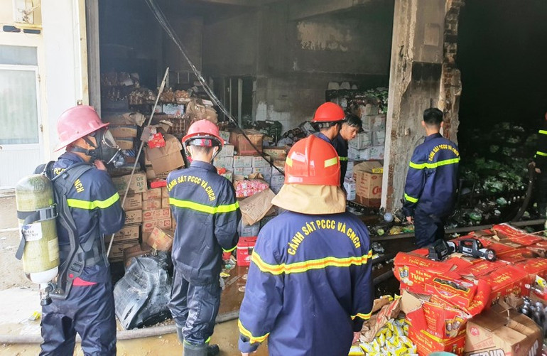 Các cơ quan chức năng tiến hành đánh giá thiệt hại, điều tra, làm rõ nguyên nhân xảy ra cháy.