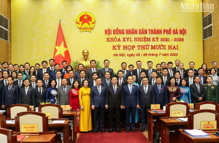 Chủ tịch Quốc hội Vương Đình Huệ cùng các đồng chí lãnh đạo chụp ảnh lưu niệm với các đại biểu HĐND thành phố Hà Nội.