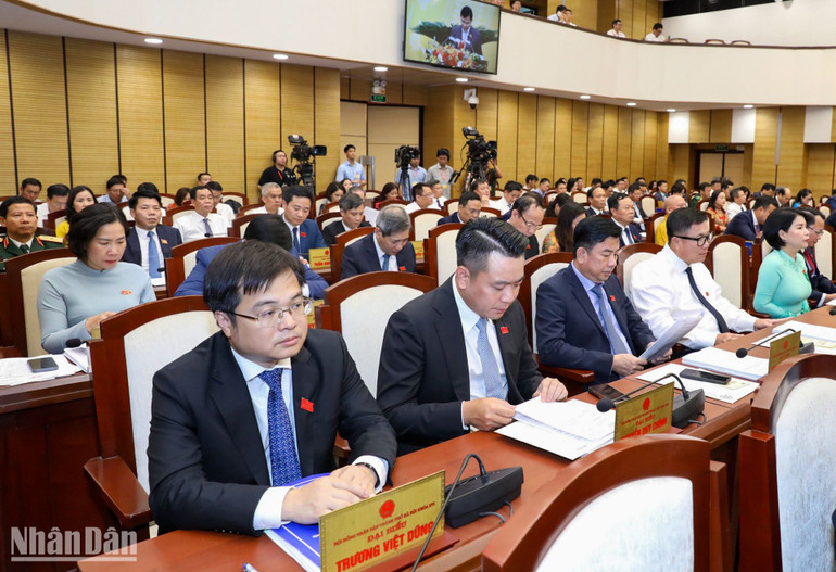 Các đại biểu HĐND thành phố tham dự kỳ họp.