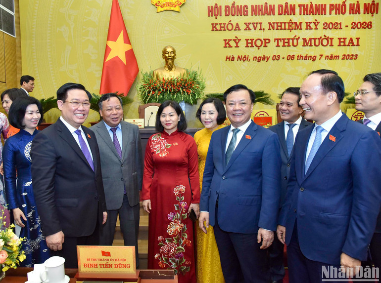 Chủ tịch Quốc hội Vương Đình Huệ với các đại biểu dự kỳ họp.