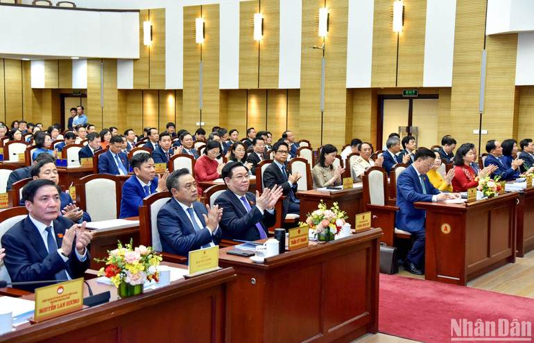 Chủ tịch Quốc hội Vương Đình Huệ, Bí thư Thành ủy Đinh Tiến Dũng cùng các đại biểu dự phiên khai mạc kỳ họp.