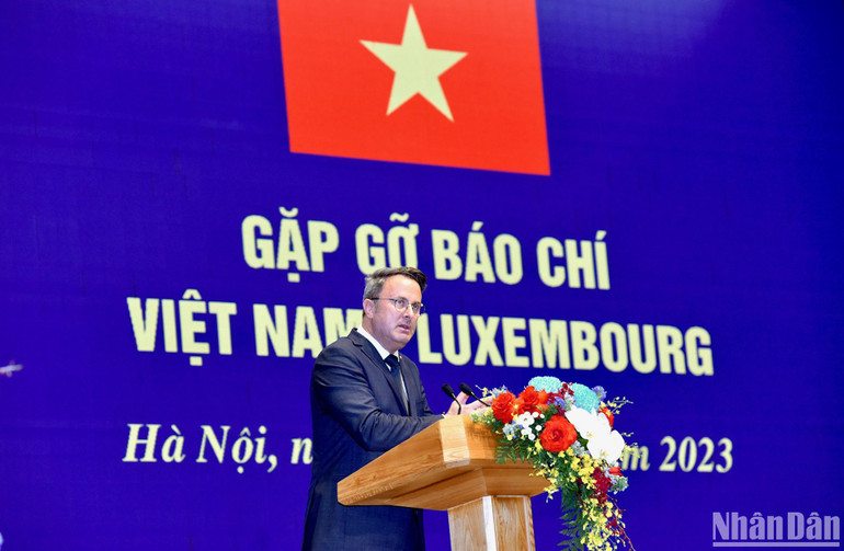Thủ tướng Đại Công quốc Luxembourg Xavier Bettel phát biểu tại buổi gặp gỡ báo chí. Thủ tướng Đại Công quốc Luxembourg Xavier Bettel phát biểu tại buổi gặp gỡ báo chí.