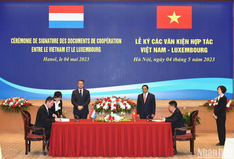 Lễ ký Nghị định thư sửa đổi Hiệp định giữa Chính phủ nước Cộng hòa xã hội chủ nghĩa Việt Nam và Chính phủ Đại Công quốc Luxembourg về tránh đánh thuế hai lần và ngăn ngừa việc trốn lậu thuế đối với các loại thuế đánh vào thu nhập và tài sản, ký tại Hà Nội vào ngày 4/3/1996. Lễ ký Nghị định thư sửa đổi Hiệp định giữa Chính phủ nước Cộng hòa xã hội chủ nghĩa Việt Nam và Chính phủ Đại Công quốc Luxembourg về tránh đánh thuế hai lần và ngăn ngừa việc trốn lậu thuế đối với các loại thuế đánh vào thu nhập và tài sản, ký tại Hà Nội vào ngày 4/3/1996.