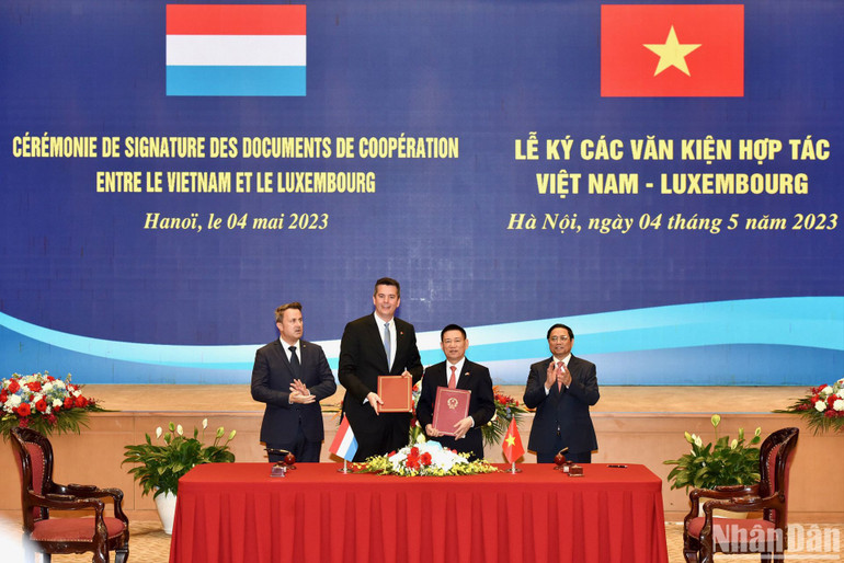 Lễ ký Thỏa thuận Đối tác chiến lược về tài chính xanh giữa Bộ Tài chính nước Cộng hòa xã hội chủ nghĩa Việt Nam và Bộ Tài chính Đại Công quốc Luxembourg. Lễ ký Thỏa thuận Đối tác chiến lược về tài chính xanh giữa Bộ Tài chính nước Cộng hòa xã hội chủ nghĩa Việt Nam và Bộ Tài chính Đại Công quốc Luxembourg.