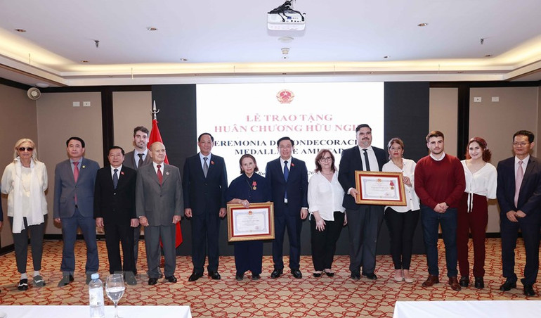 Chủ tịch Quốc hội Vương Đình Huệ trao tặng Huân chương Hữu nghị cho Viện văn hóa Argentina-Việt Nam và Chủ tịch ICAV Poldi Sosa Schmidt. Chủ tịch Quốc hội Vương Đình Huệ trao tặng Huân chương Hữu nghị cho Viện văn hóa Argentina-Việt Nam và Chủ tịch ICAV Poldi Sosa Schmidt.