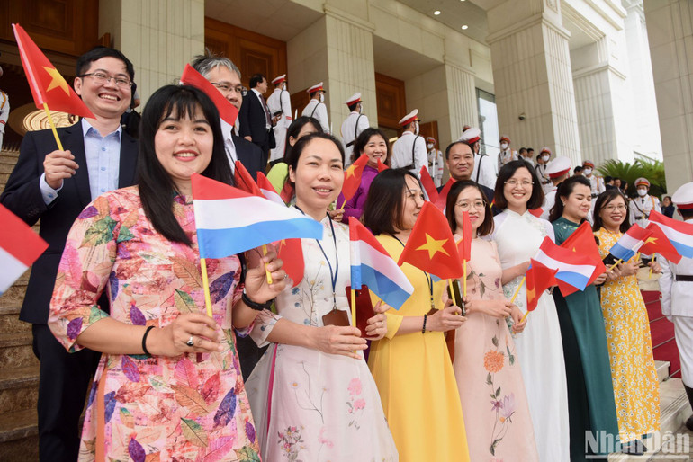 Đại diện người dân Thủ đô vẫy cờ hoa tiễn Thủ tướng Đại Công quốc Luxembourg Xavier Bettel. Đại diện người dân Thủ đô vẫy cờ hoa tiễn Thủ tướng Đại Công quốc Luxembourg Xavier Bettel.