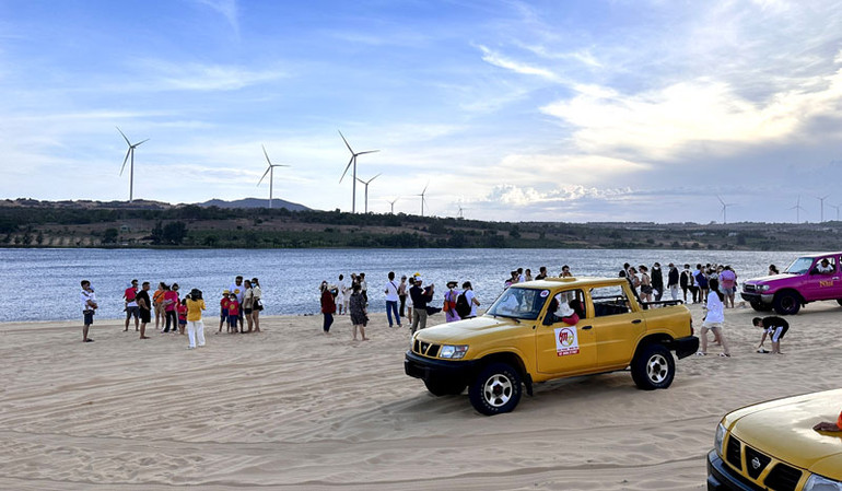 Đông đảo du khách đến vui chơi và trải nghiệm đi xe ô-tô vượt sa mạc tại Khu du lịch sinh thái Bàu Trắng, huyện Bắc Bình, Bình Thuận.